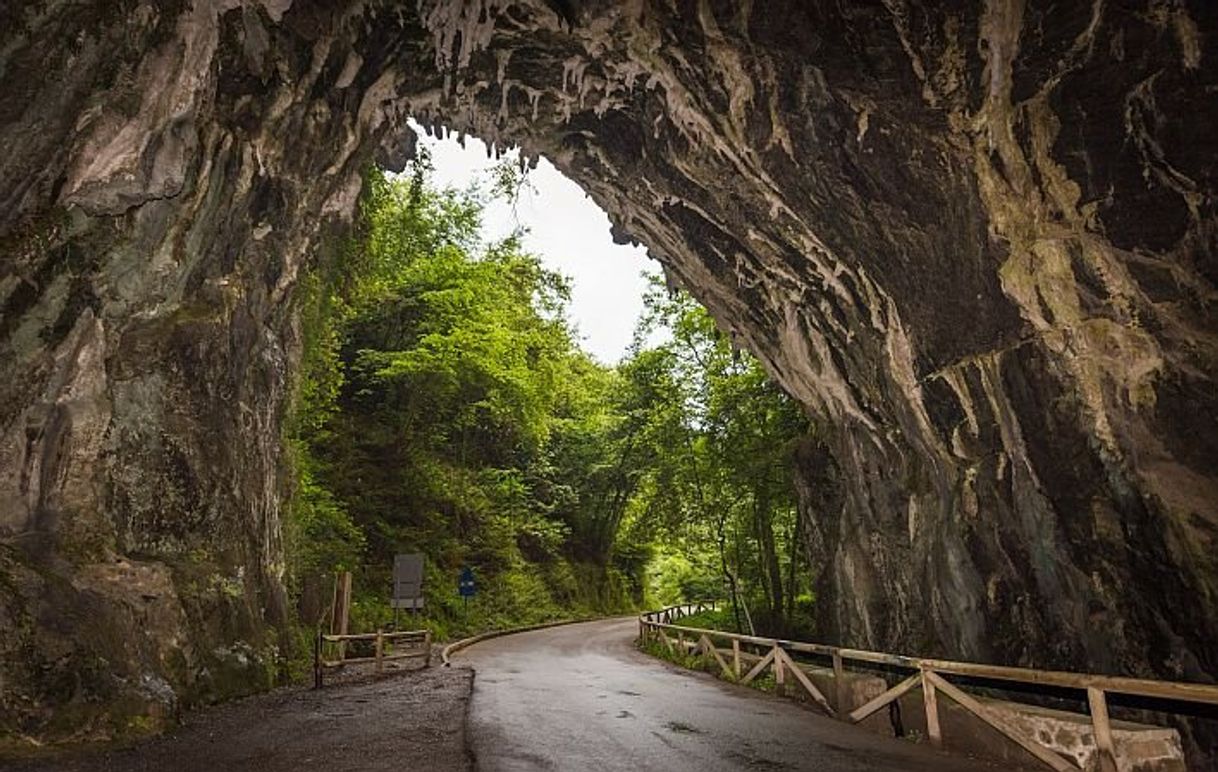 Lugar La Cuevona de Cuevas del Agua, casa rural, tienda de artesania. Alimentación y recuerdos.