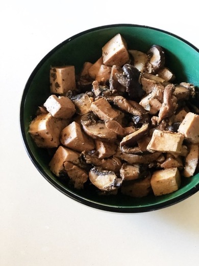 Tofu salteado com cogumelos