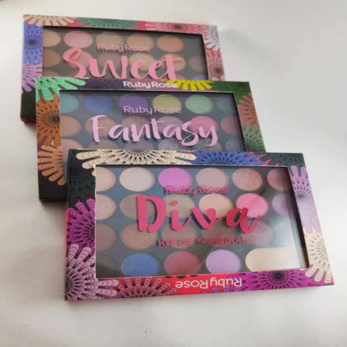 Social PALETA DE SOMBRAS HAPPINESS 22 CORES + 1 PRIMER RUBY ROSE 