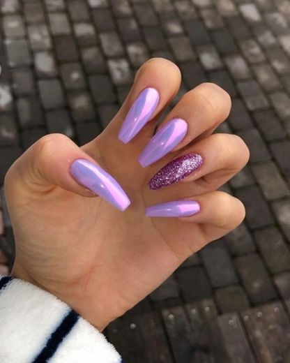 Lindas unhas da cor lilás 