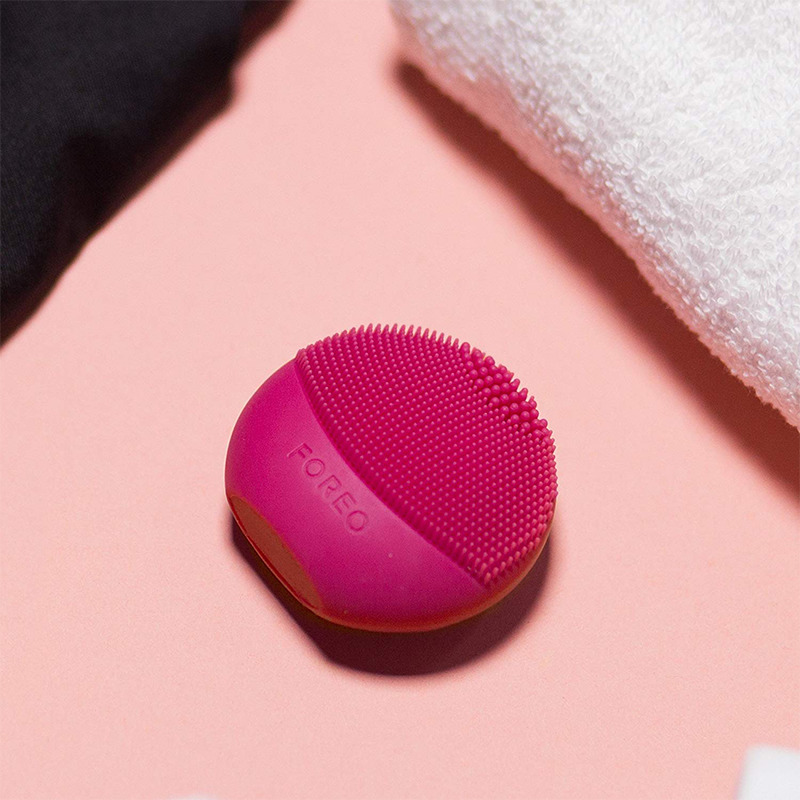 Belleza LUNA Play Plus de FOREO es el cepillo facial recargable de silicona, Fuchsia. Con pilas recambiables y resistente al agua