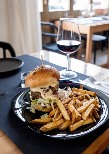 La Vara - Handmade Burgers & Portuguese Wines