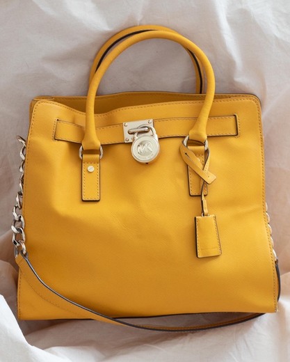 Michael Kors Hamilton em amarelo