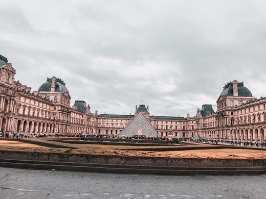 Cour Napoléon et pyramide du Louvre