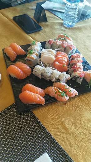 Roiyaru Sushi House