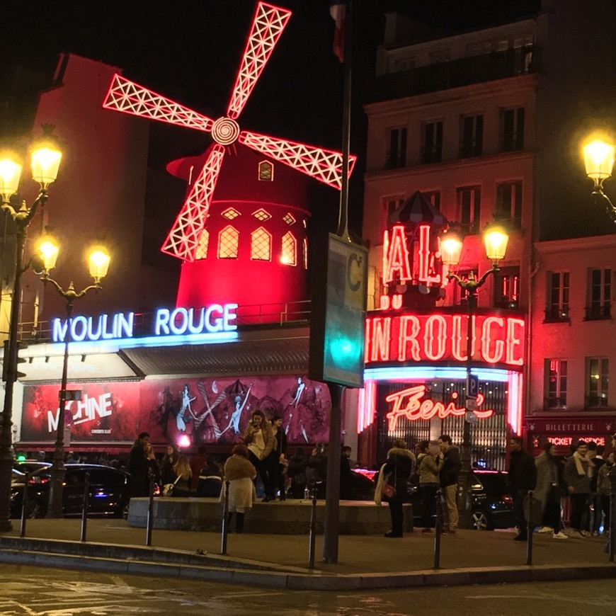 Place Moulin Rouge