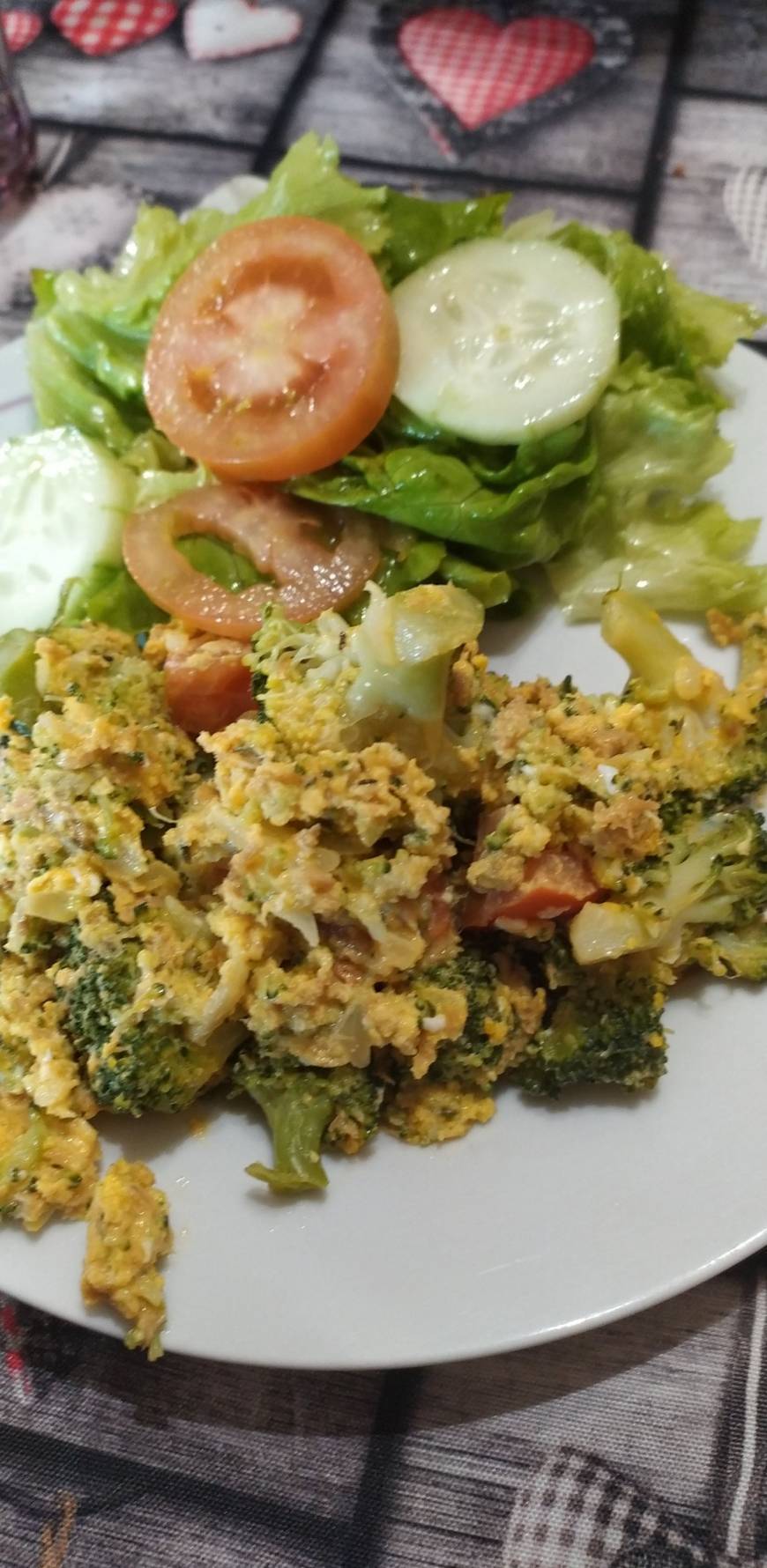 Ovos mexidos com bróculos e tomate