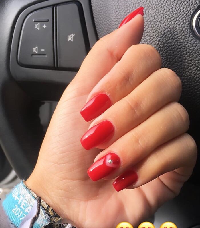 Moda Red nails