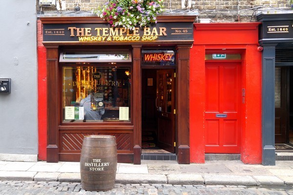 Lugar The Temple Bar Whiskey & Tobacco Shop