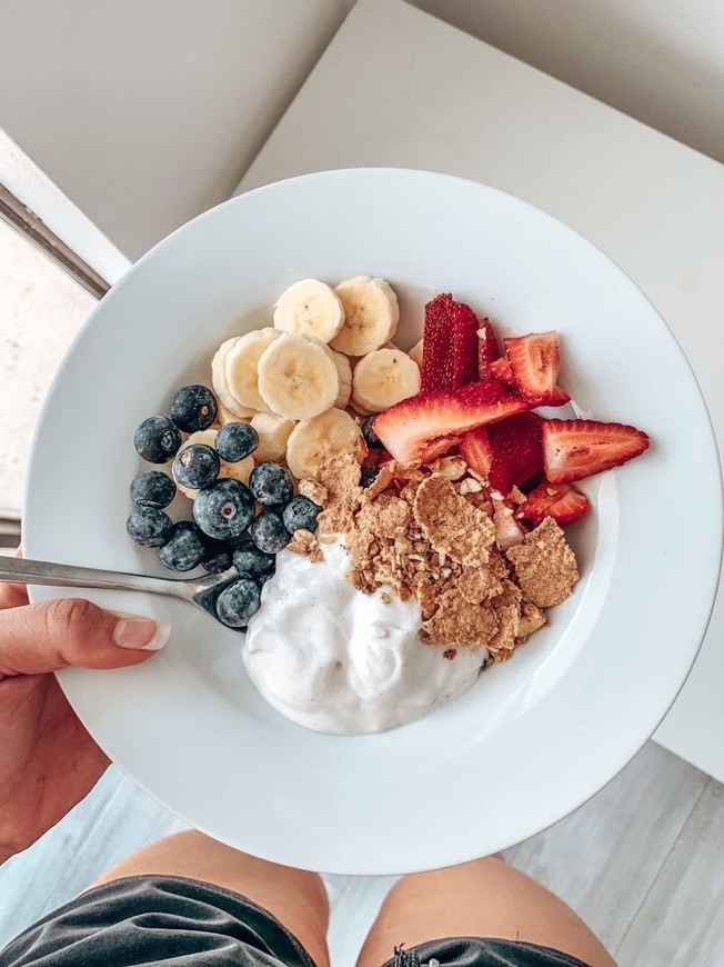 Fruta com iogurte natural e cereais integrais. 