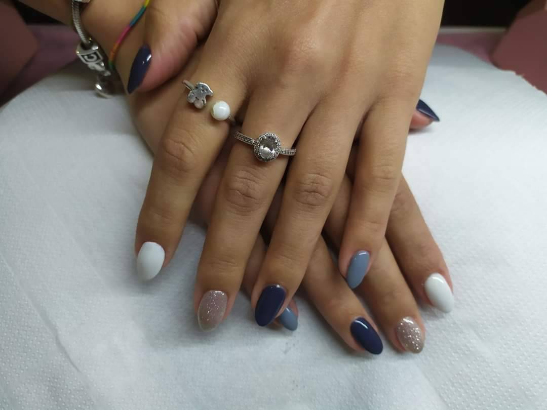 Unhas com várias cores