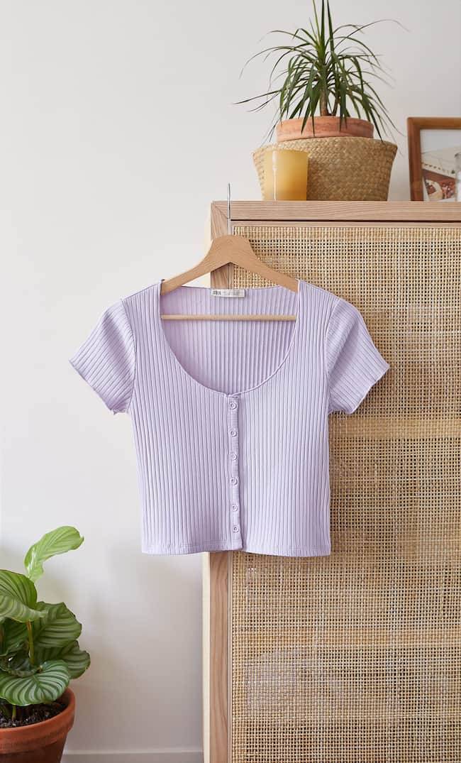 T-shirt cropped com botões Stradivarius 