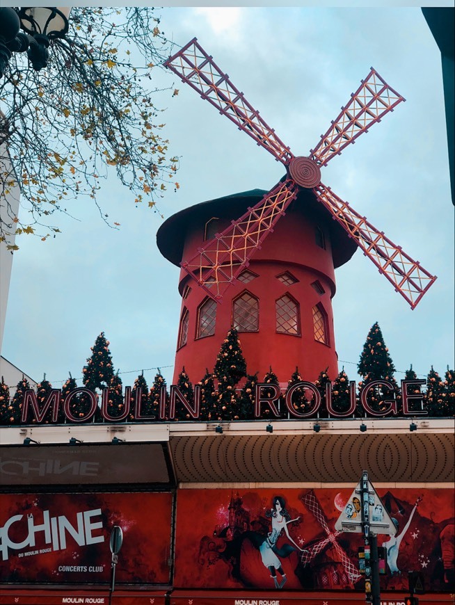 Place Moulin Rouge