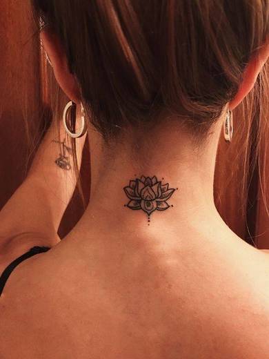 Tattoo cuello mujer