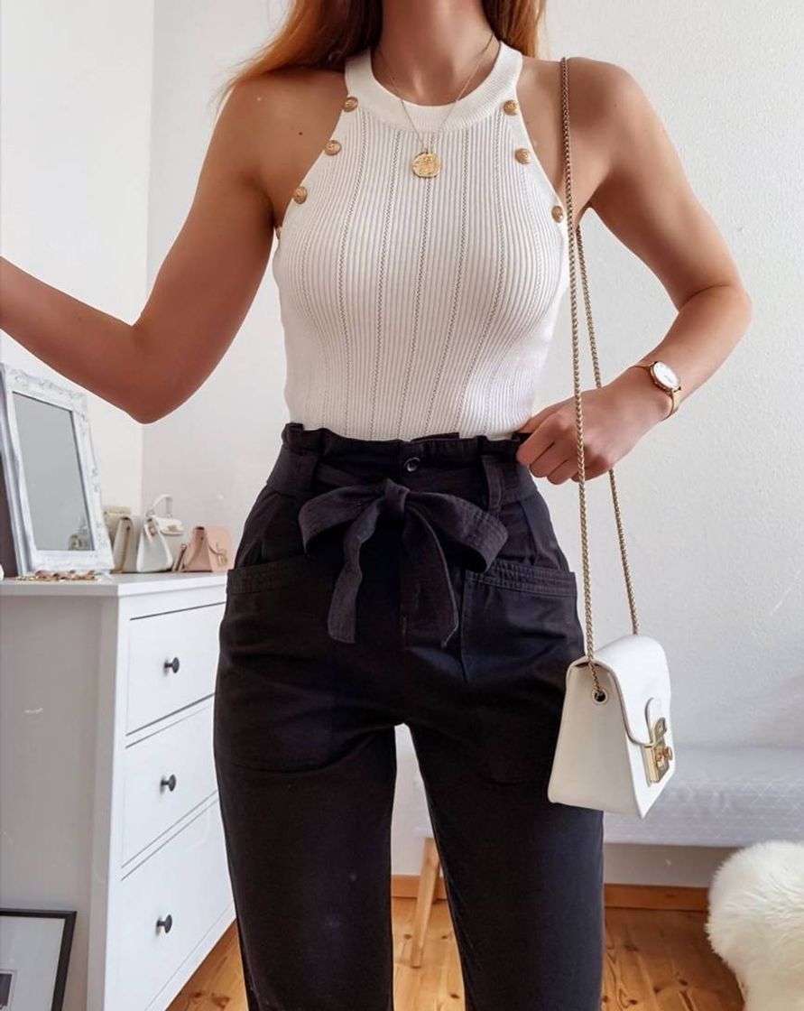 Social Top branco e calça preta 