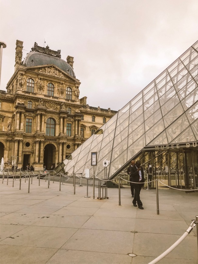 Place Museo del Louvre