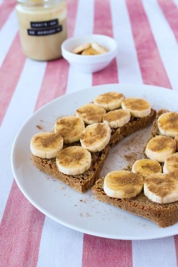 Pão com manteiga de amendoim, banana e canela