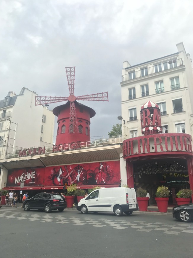 Place Moulin Rouge