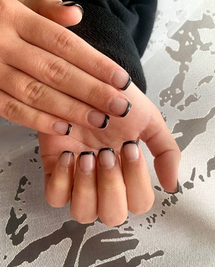 Social French nails 