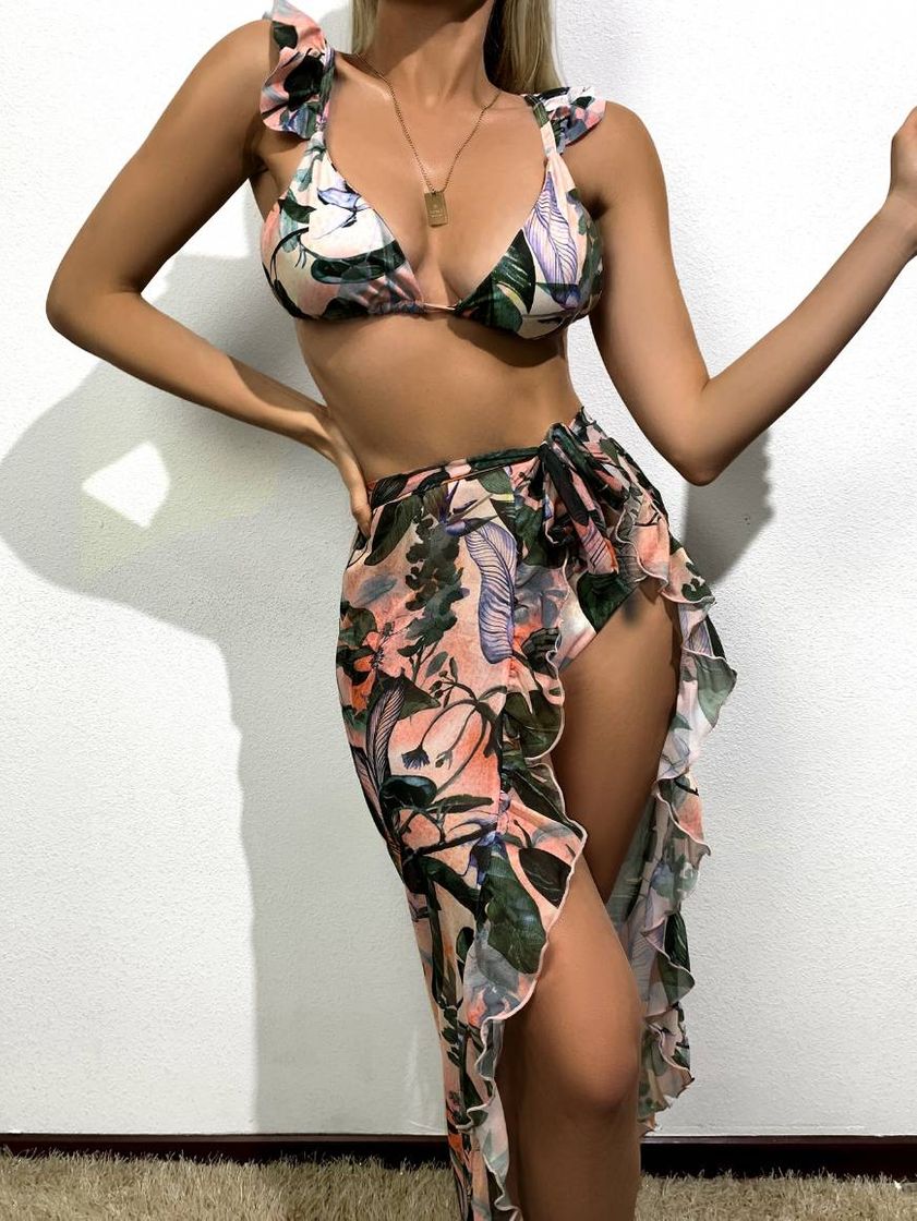 Moda Biquíni tropical e saia de praia