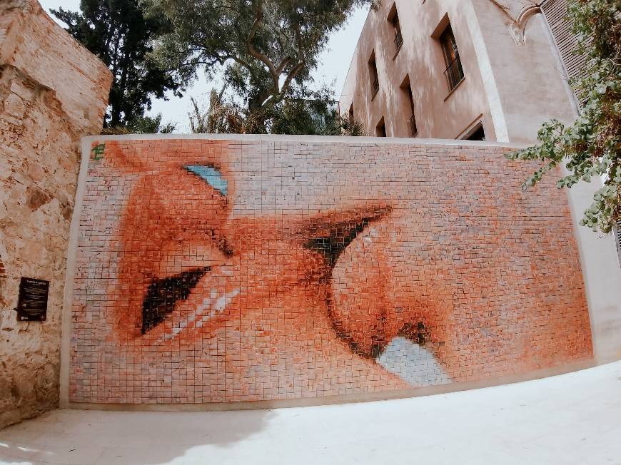 Place Mural De Beso