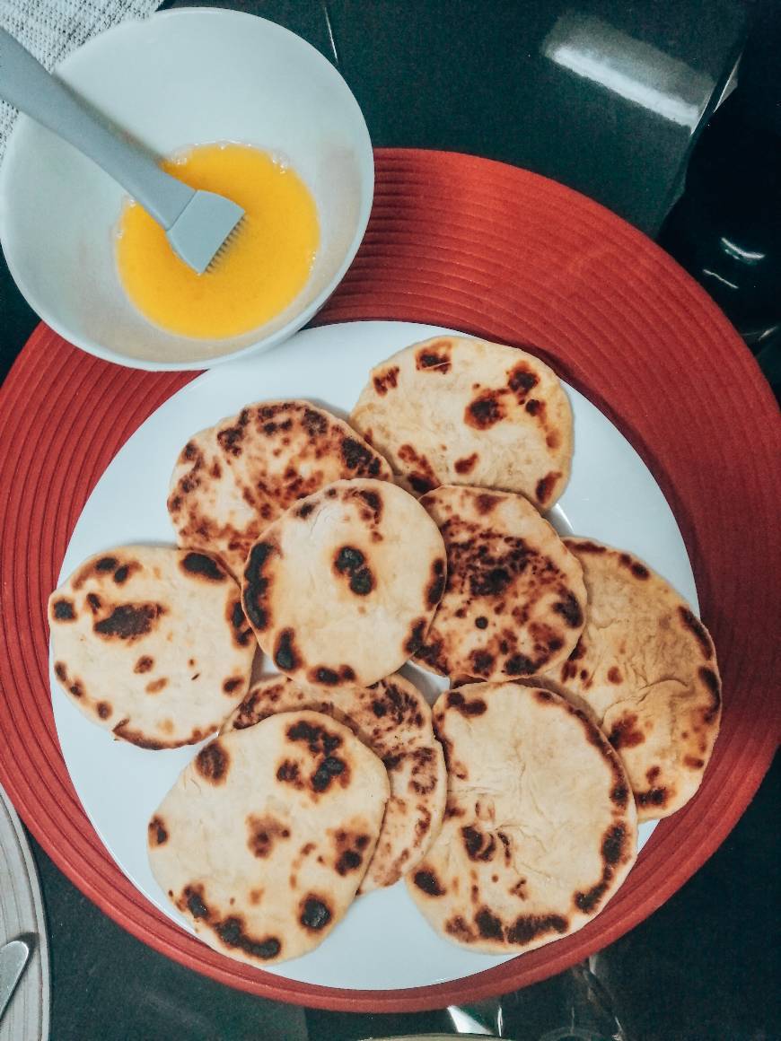 Moda Pão Indiano Naan com molho de manteiga e alho