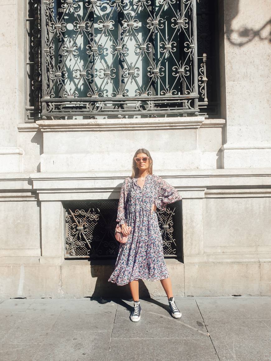 Vestido midi com folhos e cordão

