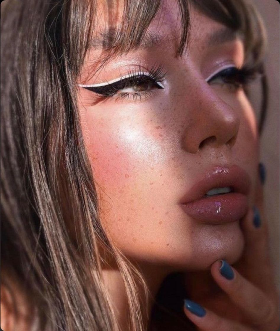Social The white Eyeliner Makeup 