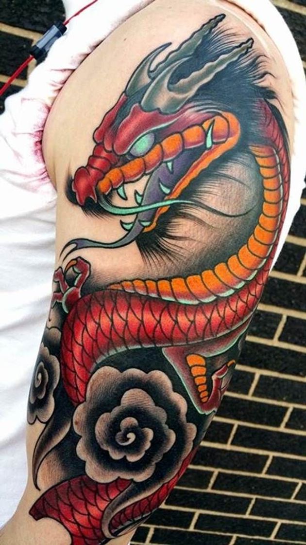 Moda Tatuagem Dragão no braço