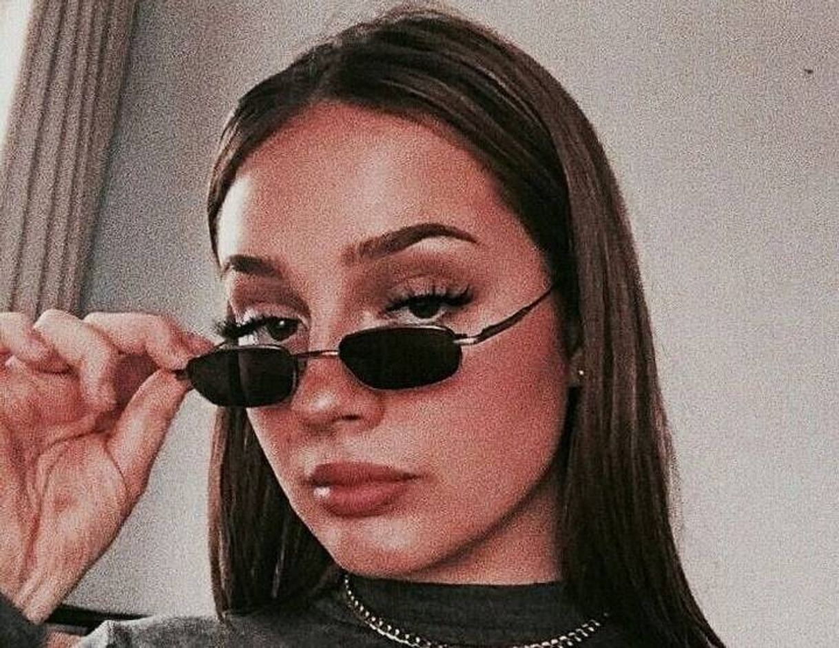 Segurando e fazendo carão