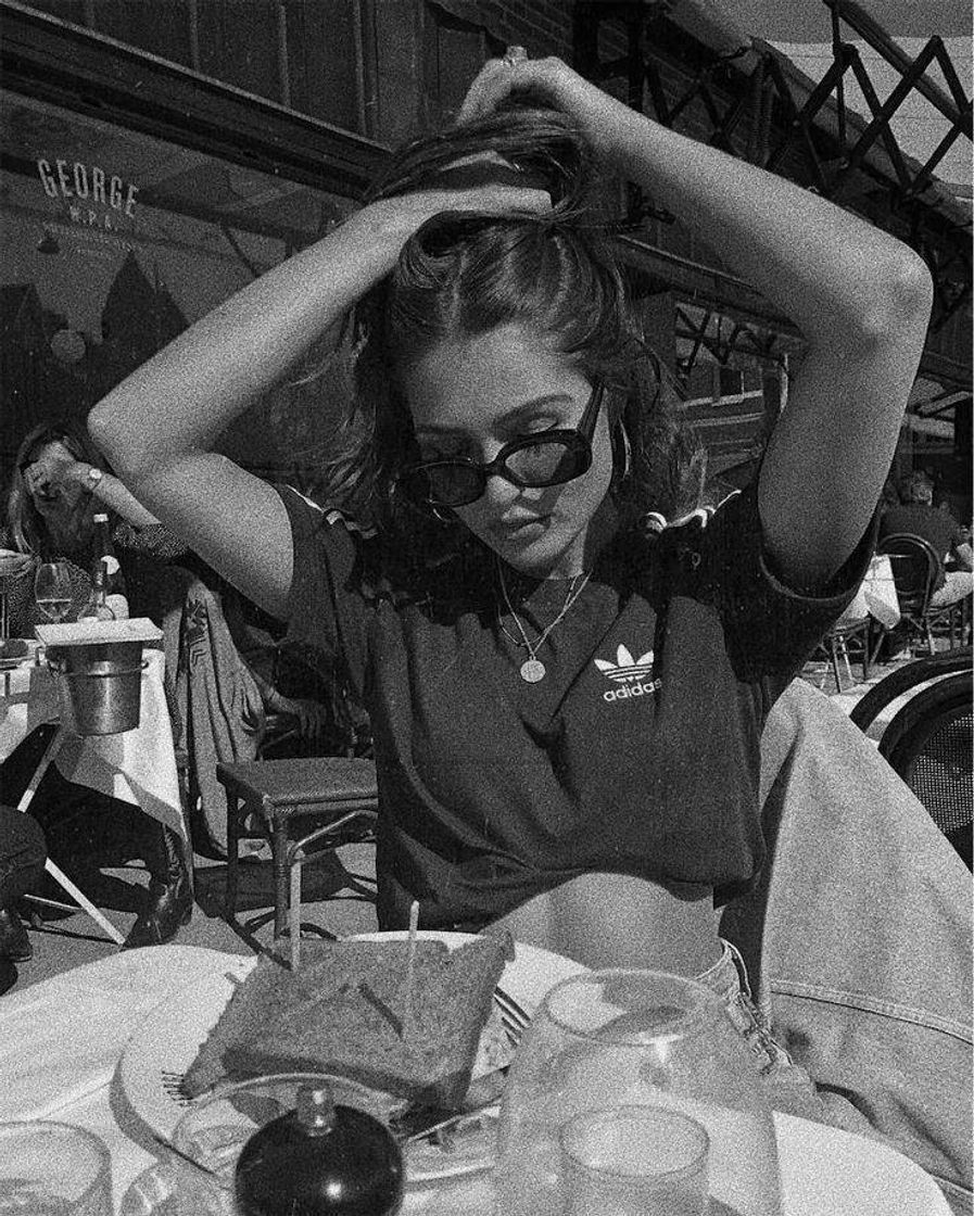 Fingindo amarrar o cabelo