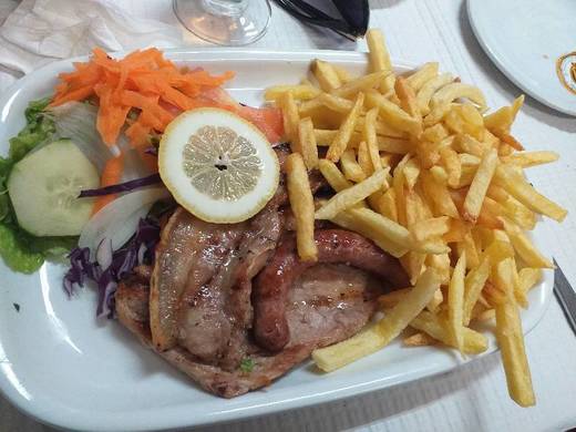 Comida num restaurante na Praia de s martinho do Porto 