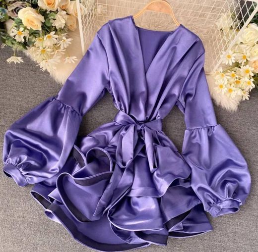 Vestido de seda morado.