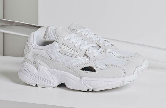 Social adidas Falcon W