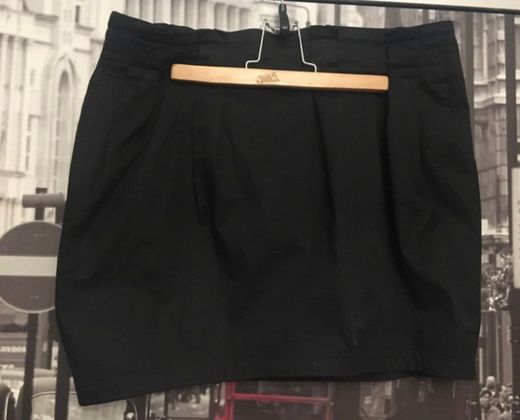 Mini falda negra con bolsillos