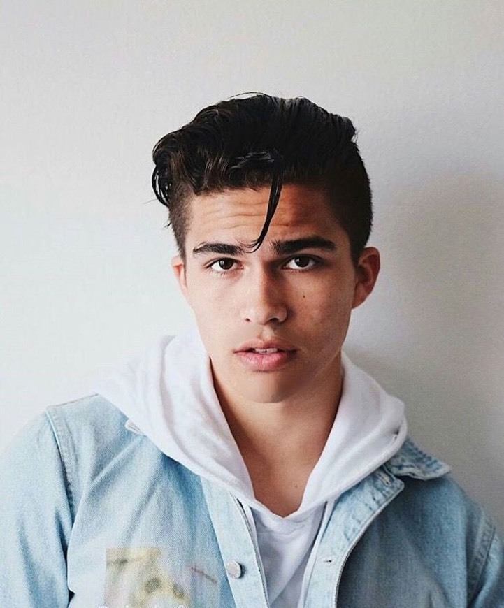 Moda Alex Aiono