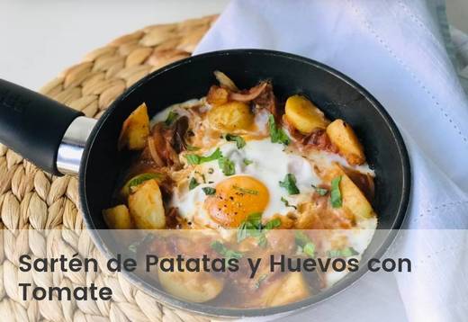 Sartén de patatas y huevos con tomate
