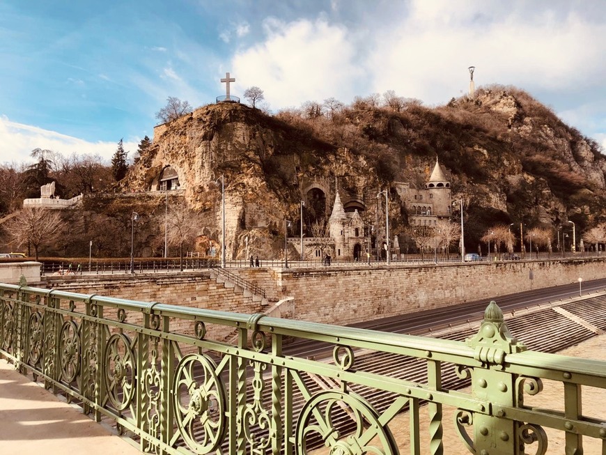 Lugar Cave Church