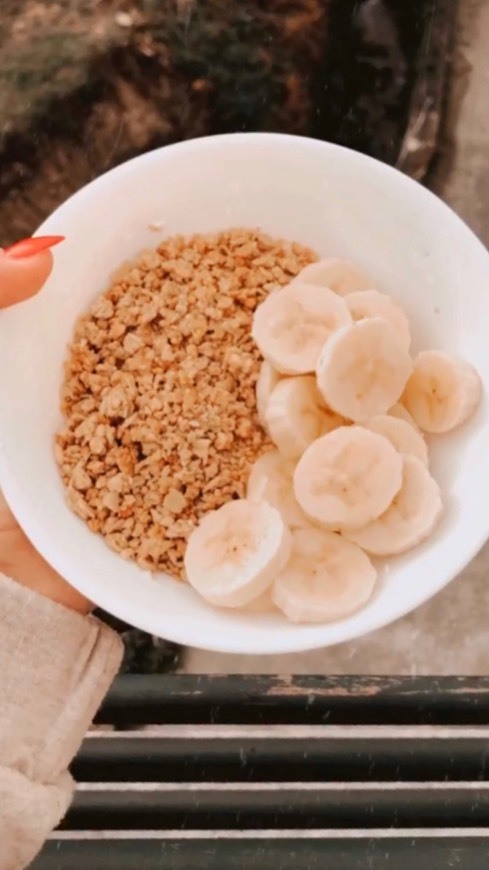 Fashion Iogurte natural com granola e banana 🥰