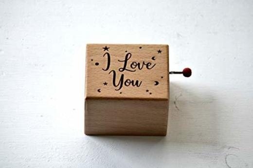 Caja de música de madera grabada con I love you. Melodía