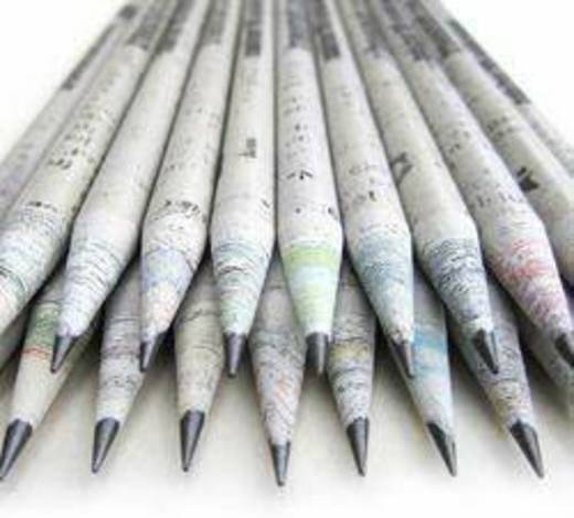 Lápices fabricados con papel de periódico reciclado