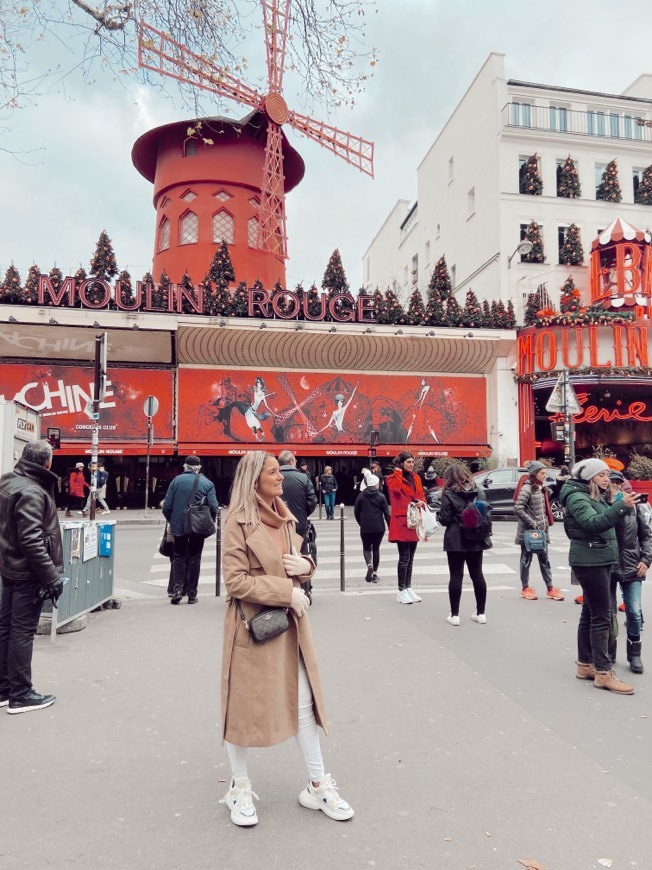 Place Moulin Rouge