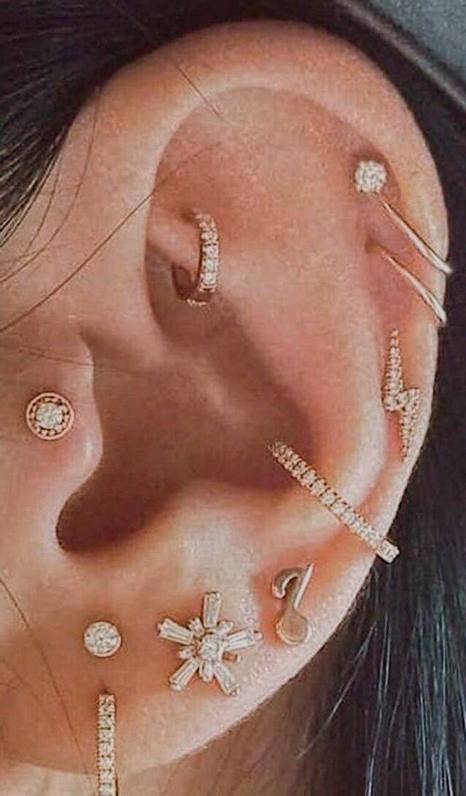 Fashion Orelha com vários piercing 