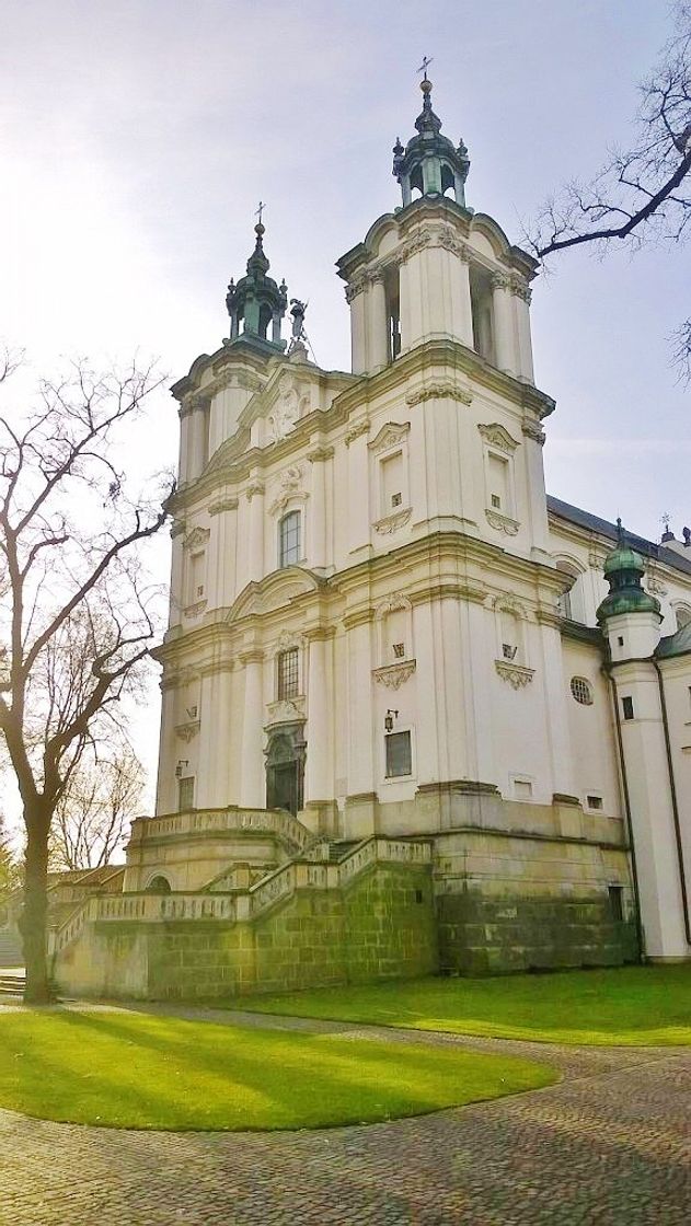 Lugar Basilica of St. Michael the Archangel