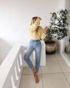 Jeans a yellow top