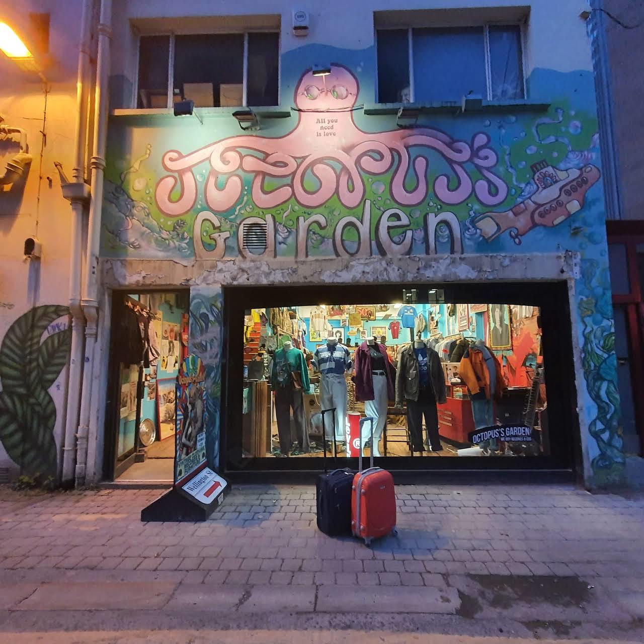 Place Octopus's Garden - Vintage Clothing, Records and CD's