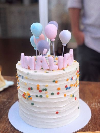 Bolo com balões pastel