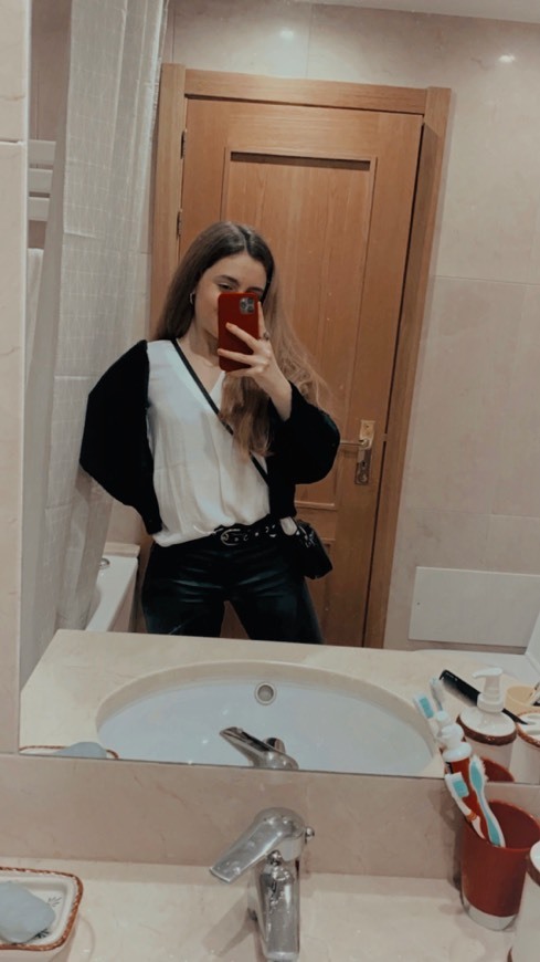 Social Camisa branca com decote em bico