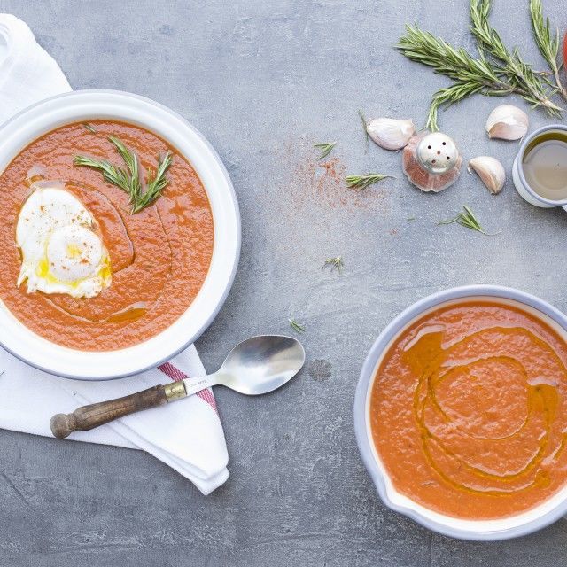 Moda Sopa de tomate e pimentos assados com ovo escalfado