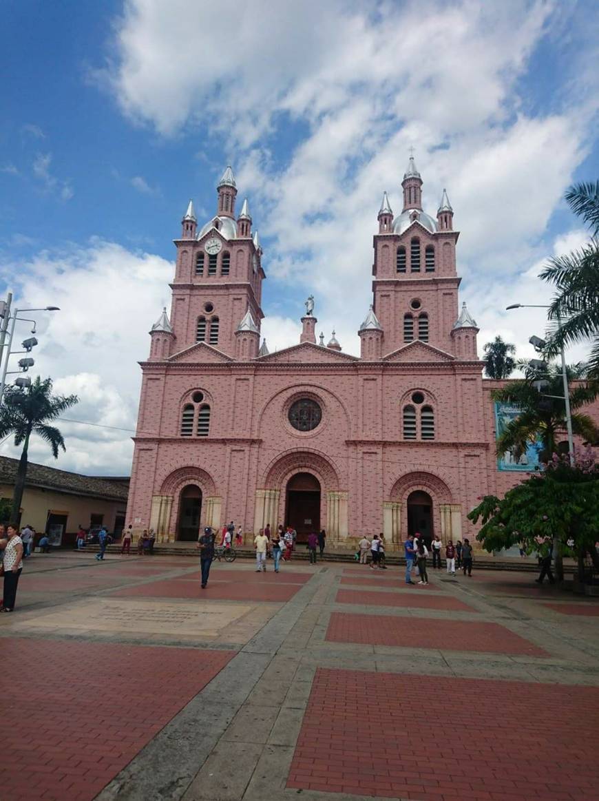 Lugar Basilica Del Señor de los Milagros